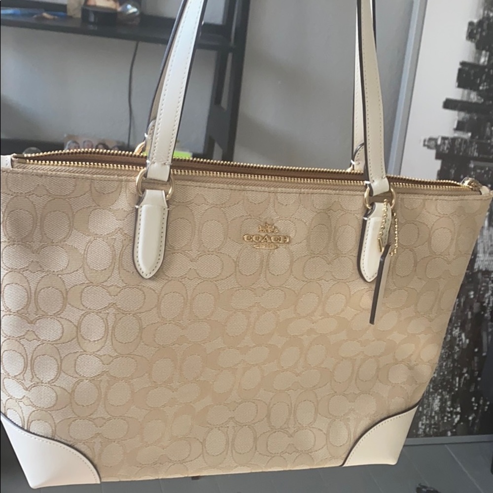 Woman’s Authentic Coach Zip Tote
